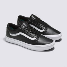 Quando os clássicos se unem ao conforto

A Vans renovou a silhueta clássica do Old Skool introduzindo a tecnologia ComfyCush: uma nova sola mais macia e acolchoada que oferece ao ComfyCush Old Skool um ajuste sem igual que faz com que pareça que estamos andando nas nuvens. 

Apresentando uma construção co-moldada de espuma e borracha para a combinação perfeita de conforto e aderência, com o Classic Tumble ComfyCush Old Skool é possível se sentir confortável o tempo todo, mantendo a estética atemporal do nosso icônico calçado com sidestripe. Esse visual icônico também é equipado com solas de borracha que proporcionam durabilidade e tração, interiores simplificados de peça única com maior suporte no arco e forro com material que absorvente a umidade em todo o interior do calçado. 

Junto com o cabedal sintético que se concentra na estabilização da lingueta, o Classic Tumble ComfyCush Old Skool confere um toque retrô aos estilos esportivos da Vans do início dos anos 1990 e oferece uma experiência em que o conforto é vital.

• Construído  com uma peça única para oferecer um ajuste confortável
• Espuma ComfyCush da Vans que oferece mais conforto
• Maior suporte no arco
• Solas de borracha que oferecem maior durabilidade e tração
• Cabedais sintéticos com foco na estabilização da lingueta
• Forro com materiais que absorvem a umidade