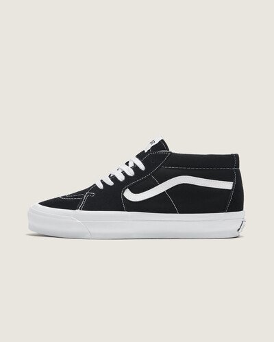 No início dos anos 90, em busca de mais liberdade e flexibilidade, os skatistas começaram a usar tesouras domésticas para cortar os canos dos tênis, mais próximos dos tornozelos. O icônico Tênis Sk8-Mid Vault Og Lx Black White foi apresentado como uma resposta direta às necessidades em constante evolução dos skatistas, tornando-se um clássico. O modelo traz de volta o ponto retrô da toebox, um colarinho de linha única e a lendária Sidestripe™ mais fina, com uma parede lateral com brilho mais alto.