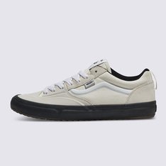 Algo totalmente diferente. O The Lizzie, o primeiro tênis de skate exclusivo de Lizzie Armanto, inova tanto quanto a própria Lizzie com uma solução única para os problemas universais dos tênis de skate. O Tênis Skate Lizzie Hi Lizzie White Black apresenta uma solução mais ajustada, durável e sustentável para todos os skatistas. Construído com materiais orgânicos e inclusividade em mente, Lizzie e Vans apresentam algo completamente diferente para a nova geração de skatistas. Para poder estampar o logotipo VR3 Checkerboard Globe, pelo menos 30% do produto deve ser feito de materiais reciclados ou por uma combinação de materiais reciclados, renováveis e/ou regenerativos. Para saber mais sobre a Vans® e sua jornada rumo ao uso de materiais sustentáveis, visite o site vans.com.br/sustentabilidade.
Características do produto: 
• Algodão orgânico: o novo cabedal de cano baixo (painel lateral, lingueta e forro) é feito 100% de algodão orgânico cultivado e camurça. Os produtos de couro da Vans apoiam a fabricação responsável por meio do Leather Working Group;
• Ajuste universal: este novo ajuste de desempenho foi projetado por Lizzie para atender as necessidades de uma ampla gama de skatistas. As tiras elásticas da lingueta oferecem isolamento adicional e estabilização;
• Sensação de prancha e proteção contra impactos: feito com espuma VR3Cush™, uma espuma PU 70% de base biológica (Fates™) parcialmente proveniente de plantas conforme o padrão de referência ASTM D6866-16, o The Lizzie oferece uma nova palmilha discreta que oferece a sensação de prancha e proteção contra impactos que você precisa;
• Aderência lendária: um novo design de placa inferior utiliza ranhuras flexíveis no antepé, lugs de waffle zonal para durabilidade e suporte, além de borracha SickStick™ (um composto feito de pelo menos 55% de borracha natural proveniente de árvores, colhida por fontes que seguem práticas sustentáveis comprovadas, com a intenção de reduzir os impactos no planeta) combinada com um padrão micro-waffle, oferecendo a aderência que você espera da Vans com uma sensação de maciez totalmente perceptível ao toque;
• Durabilidade: os reforços Duracap™ em áreas de alto desgaste, além de uma biqueira Duracap™ moldada em 3D mais espessa, oferecem durabilidade extra.