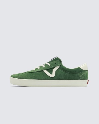 Inspirado nos clássicos da Vans, o Sport Low é uma interpretação moderna dos estilos retrô icônicos da década de 90 da Vans, mantendo viva a herança e todo o legado da época. O modelo recria o visual da silhueta original do Skate Vans Sport. Desde o colarinho mais baixo e aberto até a língua estendida, passando pela marcante Sidestripe com design exclusivo em "V" e pelos detalhes coloridos, o Tênis Sport Pig Suede Fairway de cano baixo vulcanizado combina perfeitamente uma estética inspirada no skate, com detalhes retrô únicos.