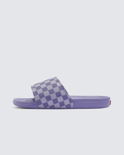 Deslize no conforto com o Chinelo Slide-On La Costa Purple Haze. Com inspiração no solado vulcanizado dos clássicos Vans, o chinelo slide-on apresenta silhueta com uma tira larga em nobuck sintético roxo com a icônica estampa em checkerboard da Vans. Com forro de borracha macia e tecido elástico, o modelo possui palmilhas UltraCush super macias que incluem suporte de arco embutido e as solas waffle UltraCush™ Lite injetadas com leveza, flexibilidade e durabilidade. Esse modelo vai te acompanhar na correria de um dia inteiro. A assinatura “Vans Off The Wall” é aplicada na heeltab do calcanhar.