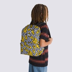 Uma mochila clássica com o DNA da Vans, a Mochila Lemon Chrome Infantil tem um design de dois bolsos com um organizador para manter seus itens importantes bem organizados e um bolso lateral para garrafa de água para fácil hidratação. O modelo traz estampa clássica em checkerboard com carinhas sorridentes e aplicação de etiqueta Vans® Old Skool. A equipe da Vans estabeleceu metas ambiciosas de sustentabilidade. Grandes ou pequenos, todos os esforços resultam em mudanças positivas. Para ganhar o logotipo do globo Checkerboard, pelo menos 30% do produto deve ser feito de um ou uma combinação de materiais reciclados, renováveis ??e/ou regenerativos. Para saber mais sobre a Vans® e sua jornada em direção a materiais sustentáveis, acesse www.vans.com.br/sustentabilidade.