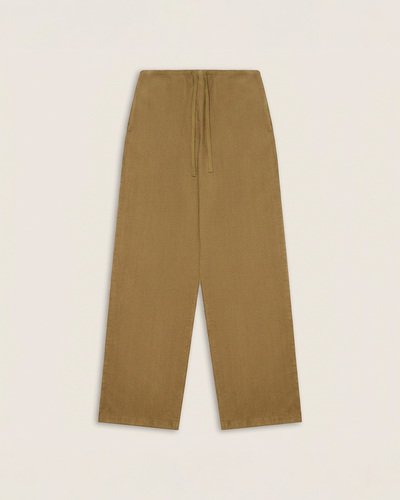 A Calça Eunice Elastic Bay Leaf chega com algodão seersucker e tingimento pigmentado, oferecendo textura leve e toque suave. O modelo apresenta cintura elástica com amarração embutida para ajuste prático e botões decorativos que realçam a construção. O tecido sarja garante respirabilidade, conforto e flexibilidade, resultando em caimento natural e liberdade de movimento. Acabamento autêntico e descontraído pensado no detalhe.
