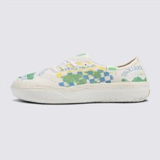 O objetivo da Vans é permitir a expressão criativa, incentivando o espírito "Off The Wall" que vem de expressar o seu verdadeiro eu. Como parte do nosso compromisso de inspirar a cultura jovem, reconhecemos que temos a responsabilidade de avançar para produtos e sistemas circulares que usam materiais regenerativos e reciclados, com menos desperdício e criar sistemas que mantenham os produtos em uso e fora dos aterros. Para o Eco Positivity Circle Vee, a Vans analisou cada detalhe necessário para fazer um tênis e fez ajustes - desde o cabedal de malha natural de uma peça até a nova entressola esculpida para conforto o dia todo, a EcoCush ™ biofoam e a sola de borracha EcoWaffle™. Até desenvolvemos novos métodos de construção para reduzir colas e excesso de material. Juntamente com uma estampa allover nos lembrando de cuidar da terra porque é a única que temos, este novo tênis com cadarço é apenas um passo inicial em nossa jornada em direção à sustentabilidade. PALMILHA ECOCUSH ™: A nova palmilha EcoCush ™ é feita de 70% de espuma FATES ™ de base biológica, derivada de plantas. Sem sacrificar o desempenho esta nova palmilha oferece o máximo conforto e suporte durante todo o dia com um calcanhar moldado e formato de arco. SOLA ECOWAFFLE™: Este é um novo composto de borracha ecológica feito de borracha natural de origem responsável em vez de borracha sintética derivada de petróleo. Este novo composto de borracha natural foi desenvolvido e projetado para manter a aderência e a durabilidade pelas quais a Vans é conhecida desde 1966. CABEDAL COM MISTURA DE ALGODÃO ORGÂNICO: A malha superior da Circle Vee é feita de 47% de algodão orgânico, 47% de cânhamo e 6% de nylon, dando a este sapato inovador uma aparência natural e clássica do DNA da Vans, reduzindo o excesso de desperdício no processo de fabricação dos calçados. A parte superior é costurada diretamente na sola para ajudar a reduzir a quantidade de cola utilizada e todos os forros e cadarços utilizam fibras naturais de algodão orgânico, cânhamo e juta.Aproveite a Vans Black Friday e adquira já seu novo produto Off The Wall