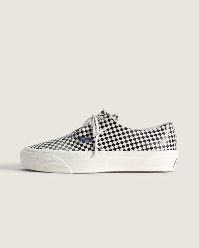 Nascido em Anaheim, Califórnia, em 1966, o Authentic é o estilo tradicional original da VANS e incorpora a atitude Off The Wall. O Tênis Authentic Blanc De Blanc apresenta cabedal em couro com toque texturizado, cano baixo e bico redondo. Sola vulcanizada de borracha e fechamento por cadarço garantem aderência e ajuste seguro. Etiqueta lateral VANS e selo no calcanhar confirmam a identidade clássica, oferecendo conforto, suporte e flexibilidade.