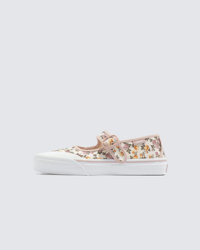 Uma silhueta clássica do icônico Mary Jane. Aproveitando a nostalgia retrô e uma interpretação lúdica da feminilidade, o Tênis Mary Jane  Romantic Floral Pink Multi Infantil pega essa silhueta atemporal e a eleva ainda mais. Combinando uma fivela de tira simples com uma biqueira de borracha, parte superior em tecido de lona com estampa floral icônica e a sola de borracha waffle exclusiva, o modelo oferece a mistura perfeita de casual e elegante, ideal para qualquer ocasião.