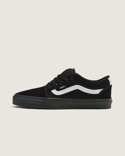 Um tênis inspirado na tradição e que carrega a essência “Off The Wall” da Vans, pronto para o skate. O Tênis Skate Chukka Low Sidestripe Chukka Low Black White foi projetado pela equipe de skate da Vans com inspiração nos modelos icônicos como o Authentic e o Chukka Boot, trazendo uma nova estética. Apresentando a icônica sidestripe, a silhueta de cano baixo combina materiais clássicos, como camurça resistente e lona de 280g, com as solas waffle originais da Vans, produzidas com uma borracha que oferece maior aderência e suporte. As palmilhas PopCush™ com retorno de energia foram adicionadas para amortecimento superior e proteção contra impactos, ajudando a reduzir o cansaço das pernas em sessões de skate mais longas.
Características do produto: 
• Amortecimento PopCush: o melhor amortecimento e proteção contra impactos. As palmilhas PopCusch™ com retorno de energia protegem seus pés enquanto ajudam a reduzir o cansaço das pernas em sessões de skate mais longas; 
• Aderência clássica da borracha de goma: antes de mais nada, foi o composto de borracha de goma Van Doren™, produzido a partir de uma borracha que oferece aderência e suporte, que atraiu os skatistas para a Vans. Esta é a sola do skate; 
• Sensação de prancha, flexibilidade e aderência máximas: uma versão mais leve da construção icônica, o Pro Vulc Lite apresenta vulcanização de parede alta com revestimento único, além de amortecimento drop-in.