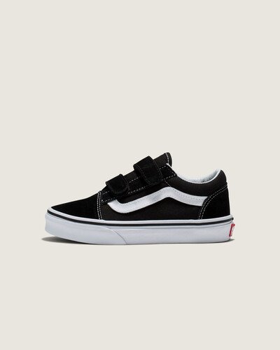 O Tênis Old Skool V Infantil Black True White homenageia o icônico tênis com Sidestripe™, substituindo os cadarços tradicionais por fechos duplos de velcro. Com cabedal durável de camurça e lona preto, este modelo de cano baixo proporciona um ajuste fácil e seguro que mantém o conforto dos pequenos durante todo o dia. O modelo também possui biqueiras reforçadas, colarinhos acolchoados de suporte e sola de borracha waffle exclusiva Vans.