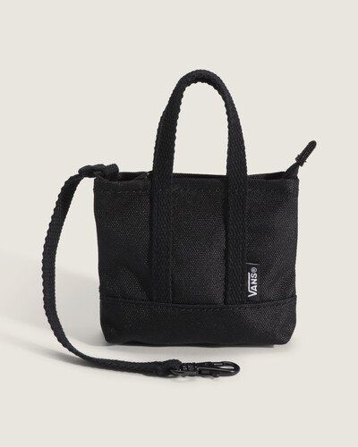 Uma versão mini da Pergs Tote em tamanho exclusivo para chaves, bolsas e pequenos itens essenciais. A Carteira Micro Pergs Tote Black  transforma a icônica Pergs Tote em um acessório no tamanho de um chaveiro, mantendo todos os detalhes característicos: lona resistente, duas alças superiores, fecho de zíper e etiqueta exclusiva Vans. Perfeita para prender na bolsa ou nas chaves, é ótima para guardar pequenos itens essenciais ou adicionar um toque decorativo descolado e casual.