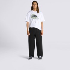 A Calça Range Baggy Tapered Elastic Waist Zahba Mid Domond Black oferece o estilo, o conforto, a mobilidade e a comodidade ao andar de skate que você precisa para completar o seu visual a todo momento. Esta peça fácil de vestir possui cintura elástica para uso durante o dia todo, todos os dias, além de caimento solto no do quadril e na coxa, finalizada em um corte afunilado. Ela também apresenta bordado "Drop-V" na costura lateral e nos bolsos, passador para chave no cós traseiro direito e uma etiqueta com o logotipo Vans costurada na barra da calça que aparece quando dobrada. A equipe da Vans traçou metas ambiciosas de sustentabilidade. Grandes ou pequenos, todos os esforços se somam a mudanças positivas. Para poder estampar o logotipo VR3 Checkerboard Globe, pelo menos 30% do produto deve ser feito de materiais reciclados ou por uma combinação de materiais reciclados, renováveis e/ou regenerativos. Para saber mais sobre a Vans e sua jornada rumo ao uso de materiais sustentáveis, visite o site vans.com.br/sustentabilidade.