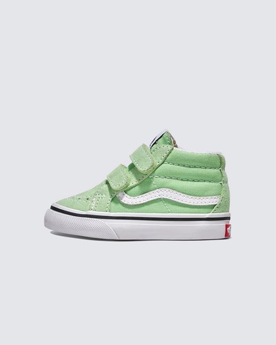 Sk8-Mid fácil de usar para crianças

O tênis infantil Sk8-Mid Reissue V reimagina a silhueta icônica do skate da Vans com um design de cano médio e fechos fáceis de velcro para os mais pequenos. Combinando suporte para tornozelo, construção durável e ajuste seguro, é perfeito para crianças que estão sempre em movimento, mantendo intacto o estilo clássico da Vans.