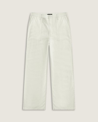 A Calça Union Relaxed Carpenter Upland Turtledove é uma peça clássica inspirada em roupas de trabalho com um toque original Vans. Uma calça confeccionada em 100% algodão e espinha de peixe tingida, que possui muito estilo. Com silhueta de pernas mais largas, o modelo apresenta bolsos frontais e traseiros, facilitando os movimentos dentro ou fora das pistas.