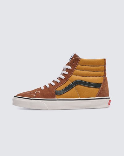 O Lendário Tênis De Cano Alto Da Vans É Considerado Um Divisor De Águas Desde O Seu Lançamento Em 1978. O Sk8-Hi Impactou Ao Ser O Primeiro Tênis De Cano Alto Para Skate A Entrar Em Cena. Com Um Toque "Off The Wall", O Tênis Sk8-Hi Suede Pop Canvas Brown Multi De Cano Alto Apresenta Cabedal Em Camurça E Lona Resistente Em Tons De Marrom. Com Fechamento Por Amarração Em Cadarços, Ele Traz A Icônica Sidestripe Vans Nas Laterais. O Tênis Possui O Cabedal Acolchoado Com Biqueiras Reforçadas, Proporcionando Mais Conforto E Firmeza A Cada Passo. Apresenta Heeltab Do Skate Tradicional Com Inscrição Vans Em “Drop V” E “Off The Wall” Aplicada No Calcanhar E Etiqueta Tecida Na Lingueta E Etiqueta Tecida Em Checkerboard Aplicada Na Lateral Da Sidestripe. A Entressola Ameniza O Impacto E A Palmilha Se Molda Adequadamente Aos Pés. Com Solado Em Borracha Vulcanizada Em Formato Waffle - Exclusividade Vans - Com Função Antiderrapante, Que Proporciona Maior Aderência Ao Caminhar.
Características Do Produto: 
• Cabedal Durável Em Camurça E Lona Resistente; 
• Icônica Sidestripe; 
• Biqueiras Reforçadas; 
• Fechamento Com Cadarço; 
• Colarinhos De Suporte Acolchoados; 
• Sola De Borracha Waffle Exclusiva Vans; 
• Silhueta Sk8-Hi® Clássico.