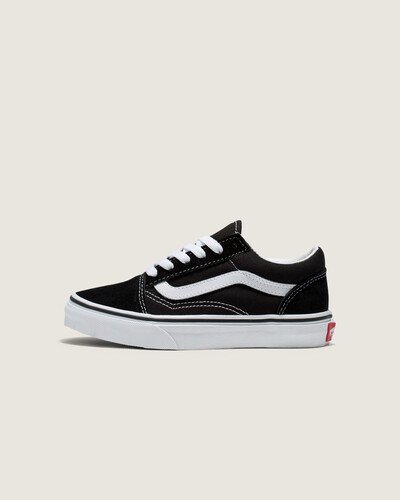 Conhecido como Vans #36, o Old Skool estreou em 1977 com um novo complemento: um desenho aleatório desenhado pelo fundador Paul Van Doren e originalmente referido como a “faixa de jazz”. Hoje, a famosa Sidestripe Vans se tornou uma marca inconfundível. Construído com cabedal de camurça e lona durável em uma variedade de cores clássicas, o Tênis Old Skool Infantil Black True White homenageia essa tradição, tornando o tênis de cano baixo e cadarço um ícone. O modelo na cor preta apresenta biqueiras reforçadas, colarinhos acolchoados de suporte e sola de borracha waffle exclusiva Vans.