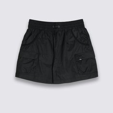 O Bermuda Mte Outbounds Windbreaker Black é confeccionado com ripstop de nylon reciclado durável,  para suportar qualquer desafio. Você terá proteção contra as intempéries graças ao revestimento repelente à água durável, com bolsos cargo para manter seus itens essenciais à mão. O cós com forro macio e o cinto de tecido integrado proporcionam um ajuste mais confortável e, ao terminar sua aventura, você pode enrolá-lo e guardá-lo no bolso traseiro.