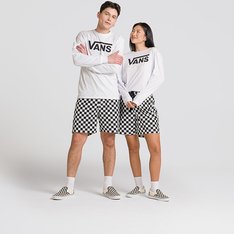 Com foco no conforto que nunca sacrifica o estilo, os Vans Range Shorts são construídos em torno de um cós elástico fácil de puxar, para uso diário. Com uma cintura regular no cós, com fecho de cordão para um ajuste ainda mais personalizado, a Bermuda Range Relaxed Elastic Checkerboard é confeccionada com uma mistura de algodão orgânico e elastano para elasticidade suave e um ajuste fácil de usar. Com bolsos frontais e traseiros para guardar e levar, enquanto detalhes sutis mantêm o estilo no ponto: O bordado de travetes em “Drop V” fornece reforço com um toque tradicional, e um laço de chave no cós traseiro direito mantém seus itens essenciais ao seu alcance. O modelo tem 1,83m de altura e usa tamanho M. Tipo de caimento: descontraído - confortável no quadril e na coxa com cintura regular.