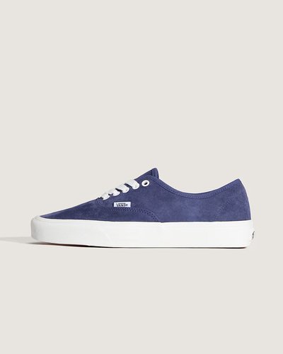 O original. Cores atualizadas. Nascido em 1966 como Style 44, o Vans Authentic Shoe deu início a tudo. Sua estreia introduziu a icônica sola waffle, dando aos skatistas a aderência e a durabilidade necessárias para ultrapassar limites. Refinado e reforçado ao longo do tempo, é um símbolo do legado da Vans: intemporal, fiável e fiel às suas raízes. Agora parte da Coleção Color Theory, o Tênis Authentic Pig Deep Twilight foi reinventado em tons vibrantes, para uma abordagem nova e criativa.