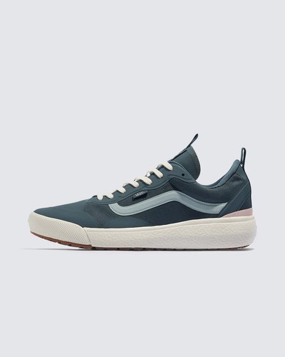Máximo conforto e aliado de todas as rotinas. Esteja sempre pronto para o inesperado com o Tênis Ultrarange Exo Mte Exo Teal. Com um solado co-moldado construído em padrão tratorado em waffle - exclusividade Vans - ele maximiza a cobertura, aderência e durabilidade da borracha. A nova entressola UltraCush™ Lite traz conforto e leveza para o calce. O modelo de cano baixo possui cabedal com inspiração na silhueta do icônico Old Skool - em camurça, tecido e sintético verde - totalmente respirável, com biqueira e antepé de borracha renovado, deixando o calce no ajuste ideal. O Exo Skeleton fornece apoio integrado nos dedos e na parede lateral medial, com uma trava de calcanhar para um ajuste seguro. No calcanhar e lingueta, traz puxadores, facilitando o calce. O tradicional skate “Vans Off The Wall” é aplicado na heeltab do calcanhar. Traz etiqueta Vans aplicada na lateral do tênis, enquanto a assinatura “Vans Ultrarange” é aplicada na lingueta. Conforto e estilo dentro e fora das pistas.