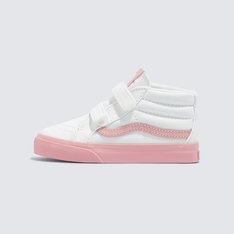 Um tênis de cano médio icônico feito especialmente para crianças. Redesenhado para um ajuste perfeito no estilo do Sk8-Hi® original, o Tênis Sk8-Mid Pop Outsole Pink Marshmallow Infantil foi construído especialmente para crianças pequenas. Com fechos duplos em velcro, o modelo traz mais conforto e segurança, facilitando o calce dos pequenos. Mantendo a diversão “Off The Wall”, o modelo apresenta heeltab emborrachada vermelha do skate tradicional com assinatura Vans em “Drop V” e inscrição “Off The Wall” aplicada no calcanhar e etiqueta tecida Vans na lingueta. De calce fácil e seguro, feito para curtir e brincar com estilo, sem se preocupar com mais nada.