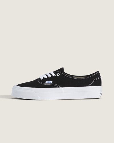 Nascido em Anaheim, Califórnia, em 1966, o Authentic é o estilo tradicional original da Vans. Originalmente conhecido como Vans #44 Deck Shoes, o Authentic se tornou um ícone cult imediato e incorpora a atitude “Off The Wall” desde então. Construído com um perfil simples com cadarço, o Tênis Authentic Vault Og Lx Black White é um clássico que mantém viva a vibe Old Skool.