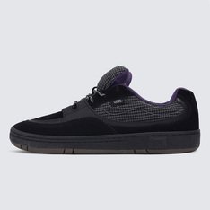 O Tênis Speed Ripstop Black Black é um modelo vintage da linha de skate Vans, lançada no outono de 1998, trazido para os dias de hoje. Feito com partes superiores de camurça e tela que imitam o design do modelo original, esta versão reeditada do Tênis Speed apresenta cores clássicas que utilizam painéis rápidos para um visual em camadas. A sola modernizada dos meados dos anos 90 e a marcação na língua moldada elevam ainda mais este estilo nostálgico.