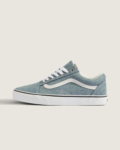 <p>Em 1977, o tênis Old Skool, originalmente nomeado de Vans #36 foi lançado sendo o primeiro a conter a icônica sidestripe na lateral. O que começou como um rabisco de Paul Van Doren, originalmente chamado de “Jazz Stripe”, se tornou um dos ícones da marca Vans. Tênis Old Skool Denim Blue White é um tênis de cano baixo com cadarço que possui cabedal de lona têxtil e camurça resistente, sidestripe em couro branco e viras laterais borracha na cor branca com biqueiras reforçadas para suportar o desgaste por repetição, cano acolchoado para dar suporte e flexibilidade e a clássica sola de borracha waffle vulcanizada exclusiva Vans.</p>