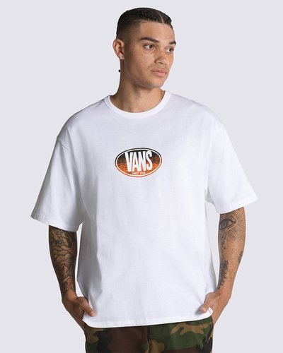 O estilo “Off The Wall” é referência dentro e fora das pistas de skate. Com estampa exclusiva Vans, a camiseta masculina Camiseta Off The Wall Gradient Logo Loose Ss Sk8 Weareaway White de manga curta é urbana e compõe o visual street style. Confeccionada na cor branca em algodão 18.1, traz estampa frontal em silk à base d’água, traz arte icônica inspirada nas pistas de skate. O corte clássico é mais alongado no corpo, com modelagem loose - de caimento mais solto. Para momentos de diversão e prática de esportes de ação, a camiseta proporciona conforto e veste fácil, onde a única preocupação é apenas curtir. A camiseta perfeita para realizar aquela manobra radical no skate!.Aproveite a Black Friday Vans e adquira já seu novo produto Off The Wall