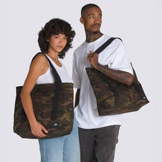 As bolsas Vans carregam versatilidade e irreverência em peças icônicas e atemporais. Construída para descomplicar totalmente sua rotina, trazer praticidade e um estilo autêntico, que só a Vans te proporciona. Isso é “Off The Wall” na essência. Confeccionada em poliéster reciclado, a clássica Bolsa Pergs Dx Tote Classic Camo apresenta a icônica estampa camuflada por toda a peça. Com espaço amplo e compartimento principal com capa acolchoada que comporta notebook e fecho de correr, uma bolsa sacola versátil e estilosa para usar todos os dias.