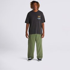 As calças de cintura elástica Calça Range Cargo Baggy Tapered Elastic Compl: Authentic Olivine possuem o estilo, conforto, mobilidade e capacidade para andar de skate. O modelo possui uma cintura elástica para ser usada o dia inteiro, todos os dias, e um corte largo no quadril e coxas, terminando em um corte afunilado. Tem também costuras bordadas com assinatura Vans em “Drop V” na costura lateral e no bolso, um bolso cargo, presilha para as chaves no cós traseiro à direita e uma etiqueta Vans costurada na bainha da abertura da perna que fica visível quando a bainha estiver dobrada.