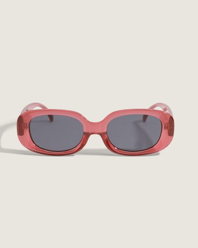 O Óculos Wheeling Crimson Haze traz formato oval com armação em acetato polido e a icônica estampa checkerboard, além de um discreto acento que nomeia o modelo. Lentes em policarbonato com proteção UV400 reduzem o brilho e proporcionam conforto visual. Haste curvada assegura ajuste seguro e sensação leve ao toque, acabamento brilhante realça o design e reforça a presença do acessório em looks modernos.