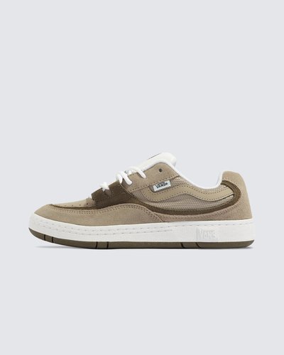Uma silhueta obscura dos anos 90 ganha vida nova. O Tênis Speed Tonal Sepia é um modelo de arquivo obscuro da linha de skate feminino do outono de 1998, ressuscitado para hoje. Feito com partes superiores em camurça e malha que imita o design original, esta versão reinventada do Speed apresenta cores clássicas que utilizam painéis rápidos para um visual em camadas. A sola modernizada de meados dos anos 90 e a marca na língua moldada elevam ainda mais esse estilo retrô.