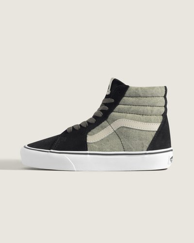 O tênis de cano alto original do skate, o Sk8-Hi, é um clássico em qualquer palco. O Sk8-Hi foi um divisor de águas, sendo o primeiro tênis de skate de cano alto a entrar em cena. Com cano acolchoado para suporte do tornozelo e biqueiras reforçadas, o Tênis Sk8-Hi Denim Black continua sendo um estilo incomparável. O Sk8-Hi foi o segundo modelo a apresentar o Vans Sidestripe, e seu design arrojado permanece icônico desde então.