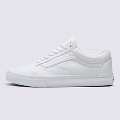 <p>Em 1977, o tênis Old Skool, originalmente nomeado de Vans #36 foi lançado sendo o primeiro a conter a icônica sidestripe na lateral. O que começou como um rabisco de Paul Van Doren, originalmente chamado de “Jazz Stripe”, se tornou um dos ícones da marca Vans. O Tênis Old Skool True White é um tênis de cano baixo de material sintético&nbsp;com cadarço, sidestripe em couro branco e viras laterais de borracha na cor branca com biqueiras reforçadas para suportar o desgaste por repetição, cano acolchoado para dar suporte e flexibilidade e a clássica sola de borracha waffle vulcanizada exclusiva Vans.</p>