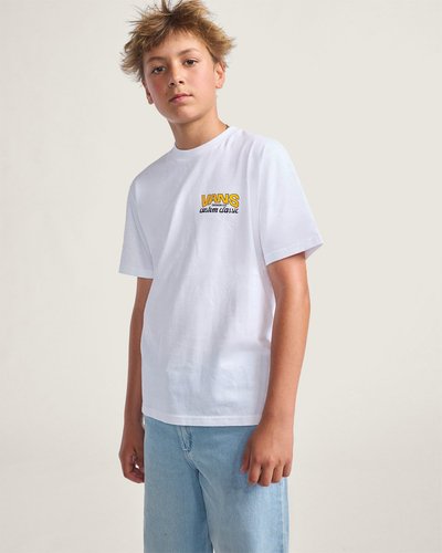 Vista um pedaço da história da Vans com uma camiseta clássica de manga curta. O legado da Vans® ganha seu momento de glória na Camiseta Ss Shop Front White Infantil. Com mangas curtas para um estilo casual no dia a dia, o modelo traz uma estampa frontal com assinatura Vans® - com um anúncio retrô da loja com o endereço da fábrica nas costas.
