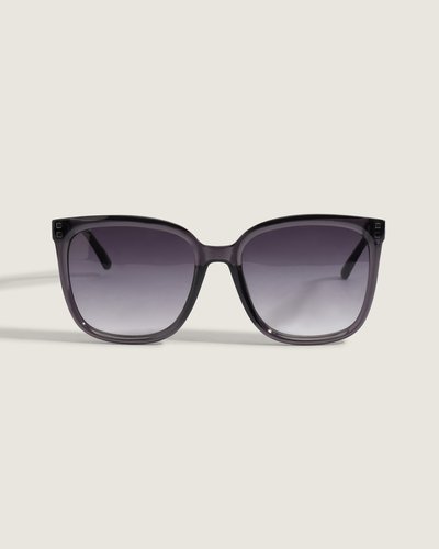 O Óculos Gilpin Black traz armação oversized em policarbonato com lentes também em policarbonato, oferecendo visual moderno e conforto. Conta com proteção UV 400 e acabamento que garante leveza e resistência. Design unissex com linhas que priorizam ajuste e suporte. Acompanha saquinho com fecho, combinando praticidade com um toque autêntico e essencial..