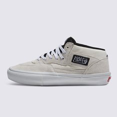 Completamente redesenhada para o skate moderno, a coleção Skate Classics oferece mais do que os skatistas precisam para permitir uma progressão máxima. Um sapato vulcanizado feito com cabedais clássicos de camurça e lona, o Skate Half Cab proporciona o visual icônico que você deseja, enquanto oferece todos os benefícios de desempenho que os skatistas exigem.