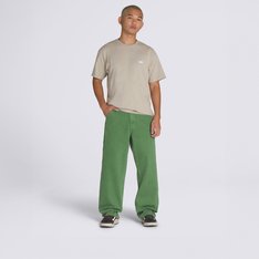 A Calça Drill Chore Carpenter Loose Denim Lx Fairway é feita com denim de algodão pesado e apresenta detalhes tradicionais no estilo carpinteiro, incluindo uma alça para martelo no bolso traseiro esquerdo e um bolso para ferramentas abaixo do bolso direito. Novos detalhes adicionam estilo para a calça de carpinteiro clássica, incluindo o novo detalhe do passador de cinto em "V" na cintura traseira e a nova etiqueta em checkerboard costurada internamente na bainha para detalhe adicional quando as pernas estão dobradas.