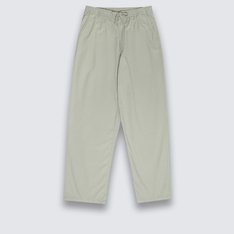 Quando você se veste com estilo, é praticamente impossível ter um dia ruim. A Calça Range Baggy Tapered Elastic Waist London Fog oferece o estilo, o conforto, a mobilidade e a comodidade ao andar de skate que você precisa para completar o seu visual a todo momento. Apresenta cós elástico para vestir facilmente e usar o dia todo, todos os dias. Essa calça tem uma cintura alta que fica folgada no quadril e nas coxas e afunila na perna, traz bolsos frontais inclinados com bolso para moedas e detalhes bordados com assinatura Vans em “Drop V” abaixo do bolso frontal direito. Apresenta bolsos embutidos traseiros com passador para chave no cós traseiro. Com etiqueta tecida Vans costurada na parte interna da bainha para adicionar um detalhe ao dobrar. Com caimento solto e afunilado, possui barra de 44 cm. A equipe da Vans traçou metas ambiciosas de sustentabilidade. Grandes ou pequenos, todos os esforços se somam a mudanças positivas. Para poder estampar o logotipo VR3 Checkerboard Globe, pelo menos 30% do produto deve ser feito de materiais reciclados ou por uma combinação de materiais reciclados, renováveis e/ou regenerativos. Para saber mais sobre a Vans e sua jornada rumo ao uso de materiais sustentáveis, visite o site vans.com.br/sustentabilidade.