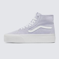 O Tênis Sk8-Hi Tapered Stackform Butter Leather Essential Halogen Blue Atualiza A Silhueta De Cano Alto Desconstruída Com Uma Visão Ainda Mais Robusta Da Estética Da Plataforma, Com Perfil Mais Alto. Construído Com Uma Lateral De 34 Mm, O Tênis Com Plataforma Eleva Um Dos Favoritos Lendários A Outro Patamar Quando Decide Incrementar Um Novo Estilo “Off The Wall” Ao Visual. Com Cabedal Tradicional De Camurça E Lona, O Modelo Apresenta Uma Silhueta Mais Esbelta E Ajustada Do Que O Tradicional Sk8-Hi. Com Amarração Em Cadarços, Traz A Icônica Sidestripe Em Tom Contrastante E Solado De Borracha Waffle Exclusivas. 
Características Do Produto: 
• O Lendário Tênis De Cano Alto Da Vans Redesenhado Com Uma Silhueta Mais Esbelta;
• Modelo Atualizado Com Uma Plataforma Com 34 Mm De Altura;
• Cabedal De Camurça E Lona Desconstruído;
• Fechamento Com Cadarço;
• Sola De Borracha Waffle Exclusiva Vans.