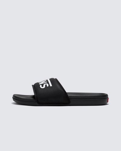 Deslize no conforto com o Chinelo Slide-On Black. Com inspiração no solado vulcanizado dos clássicos Vans, o chinelo slide-on apresenta silhueta com uma tira larga em nobuck sintético preto com assinatura Vans em “Drop V”. Com forro de borracha macia e tecido elástico, o modelo possui palmilhas UltraCush super macias que incluem suporte de arco embutido e as solas waffle UltraCush™ Lite injetadas com leveza, flexibilidade e durabilidade. Esse modelo vai te acompanhar na correria de um dia inteiro. O logo “Vans Off The Wall” é aplicado na heeltab do calcanhar.