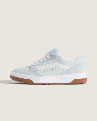 Sempre em alta. Inspirado nos estilos de skate do início dos anos 2000, com um perfil bufante e detalhes oversized. O Hylane é um tênis inspirado no skate Y2K que reinterpreta nossa silhueta Upland de 1999. O Tênis Hylane Blue Mist traz referências do passado que  coexistem com detalhes de design sofisticados, como a Sidestripe 3D brilhante e logotipos bordados, enquanto a estrutura robusta e a língua de skate bufante proporcionam um visual e sensação retrô. Com uma entressola com textura exclusiva em V entrelaçado, o Hylane transforma uma estética old school em um item essencial do guarda-roupa atual.