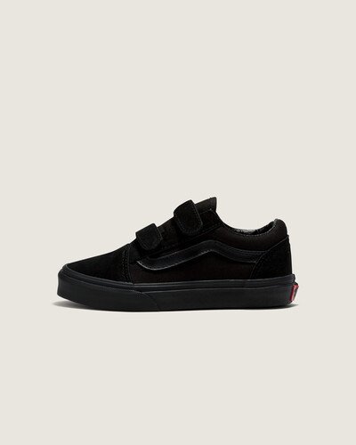 O Tênis Old Skool V Infantil Black Black homenageia o icônico tênis com Sidestripe™, substituindo os cadarços tradicionais por fechos duplos de velcro. Com cabedal durável de camurça e lona preto, este modelo de cano baixo proporciona um ajuste fácil e seguro que mantém o conforto dos pequenos durante todo o dia. O modelo também possui biqueiras reforçadas, colarinhos acolchoados de suporte e sola de borracha waffle exclusiva Vans.