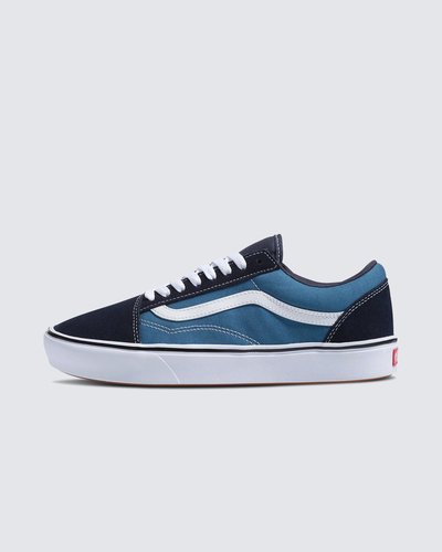 Quando os clássicos se unem ao conforto. A Vans renovou a silhueta clássica do Old Skool introduzindo a tecnologia ComfyCush: uma nova sola mais macia e acolchoada que oferece ao ComfyCush Old Skool um ajuste sem igual que faz com que pareça que estamos andando nas nuvens. Apresentando uma construção co-moldada de espuma e borracha para a combinação perfeita de conforto e aderência, com o Classic ComfyCush Old Skool é possível se sentir confortável o tempo todo, mantendo a estética atemporal do icônico calçado com sidestripe. Equipado com solas de borracha que proporcionam durabilidade e tração, interiores simplificados de peça única com maior suporte no arco e forro com material que absorve a umidade em todo o interior do tênis. Com cabedal em camurça e lona bordada recém-construído que se concentra na estabilização da lingueta, o Tênis Old Skool ComfyCush Navy na cor azul confere um toque retrô aos estilos esportivos da Vans do início dos anos 90 e oferece uma experiência em que o conforto é vital.