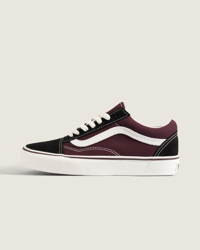 <p>Em 1977, o tênis Old Skool, originalmente nomeado de Vans #36 foi lançado sendo o primeiro a conter a icônica sidestripe na lateral. O que começou como um rabisco de Paul Van Doren, originalmente chamado de “Jazz Stripe”, se tornou um dos ícones da marca Vans. Tênis Old Skool Nineties Port Royale Black é um tênis de cano baixo com cadarço que possui cabedal de lona têxtil e camurça resistente, sidestripe em couro branco e viras laterais borracha na cor branca com biqueiras reforçadas para suportar o desgaste por repetição, cano acolchoado para dar suporte e flexibilidade e a clássica sola de borracha waffle vulcanizada exclusiva Vans.</p>