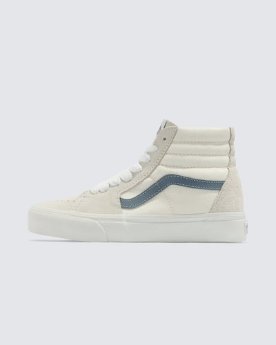 Husa. 1978, indo mais alto

O Sk8-Hi, inicialmente conhecido como Style 38, evoluiu a partir dos clássicos da Vans para atender às demandas do skate do final dos anos 70. Seu design de cano alto adicionou proteção ao tornozelo para manobras mais difíceis e terrenos verticais. Um elemento essencial do skate que se tornou um ícone cultural, combina estilo atemporal com desempenho confiável.