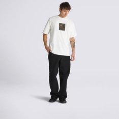 Estilo descontraído e detalhes clássicos de carpinteiro com lavagem vintage. A Calça Drill Chore Carpenter Vintage Wash Pant Upland Black feita em tecido de lona de algodão com uma infinidade de bolsos para todas as suas necessidades de armazenamento. Com um ajuste largo e grande abertura para as pernas, você terá muito espaço para se movimentar, seja durante as sessões ou relaxando. Traz aplicação de etiqueta Vans em checkerboard costurada na bainha, que aparece quando algemada.
