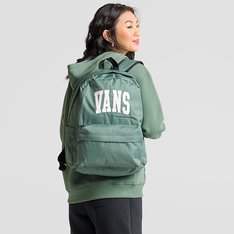 Esteja sempre pronto para todas as situações. As mochilas agregam praticidade, comportam tudo o que você precisa carregar na correria e possuem aquele estilo autêntico que só a Vans proporciona. A Mochila Old Skool Check Backpack Warm Weather Dark Forest é clássica com um design versátil. Na cor verde, confeccionada em poliéster reciclado, apresenta fechamento em zíper com um compartimento interno grande que comporta notebook de até 15’’ com segurança. Possui bolso externo com organizador que facilita na organização de cabos, canetas e outros itens importantes de acesso rápido. As alças da mochila são ajustáveis e acolchoadas, proporcionando conforto.Traz patch bordado com assinatura Vans® aplicado na parte frontal, trazendo um toque urbano e descolado. A equipe da Vans estabeleceu metas ambiciosas de sustentabilidade. Grandes ou pequenos, todos os esforços resultam em mudanças positivas. Para ganhar o logotipo do globo Checkerboard, pelo menos 30% do produto deve ser feito de um ou uma combinação de materiais reciclados, renováveis ??e/ou regenerativos.Para saber mais sobre a Vans® e sua jornada em direção a materiais sustentáveis, acesse www.vans.com.br/sustentabilidade.