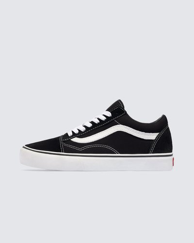 Em 1977, o tênis Old Skool, originalmente nomeado de Vans #36 foi lançado sendo o primeiro a conter a icônica sidestripe na lateral. O que começou como um rabisco de Paul Van Doren, originalmente chamado de “Jazz Stripe”, se tornou um dos ícones da marca Vans. O Tênis Old Skool Black White é um tênis de cano baixo com cadarço que possui cabedal de lona têxtil e camurça resistente na cor preta, sidestripe em couro branco e viras laterais borracha na cor branca com biqueiras reforçadas para suportar o desgaste por repetição, cano acolchoado para dar suporte e flexibilidade e a clássica sola de borracha waffle vulcanizada exclusiva Vans.