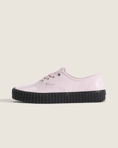 Nascido em Anaheim, Califórnia, em 1966, o Authentic é o estilo tradicional original da Vans e carrega a atitude Off The Wall desde então. O Tênis Authentic Creeper Patent Pale Petal Pink Black combina construção em couro com ilhós metálicos e cadarços coordenados, bico redondo e sola vulcanizada com perfil creeper que oferece suporte e conforto. O acabamento e o toque do material valorizam a robustez e a flexibilidade do modelo.