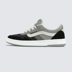 O Tênis Cruze Too Gradient Gray combina técnicas de construção modernas com o estilo tradicional da Vans. Construído com uma palmilha e unidade de sola tipo nuvem, este estilo de cano baixo e elegante mantém você confortável o dia todo, com a estética clássica de um tênis com sidestripe elevado.